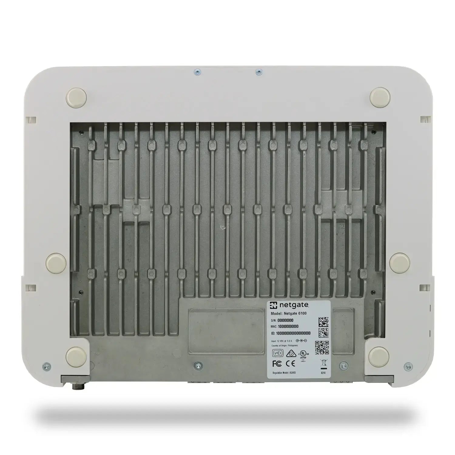 Rückansicht des Netgate 6100 Sicherheitsgateways mit Kontrollplakette und Seriennummer