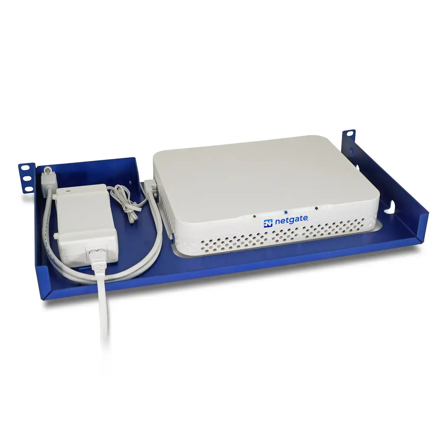 Netgate 8200 Netzwerkgerät und Netzteil auf blauem Rackhalterung