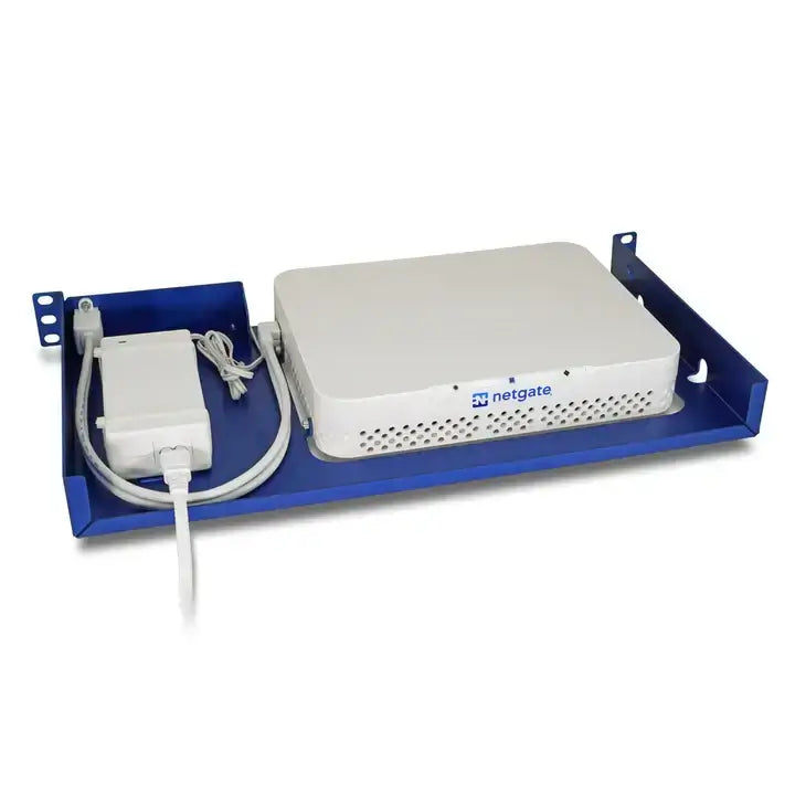 Netgate 4200/6100 1U Rack Mount Kit komplett mit Adapter auf blauem Rack. Perfekt für einfache und sichere Netzwerkinstallation.