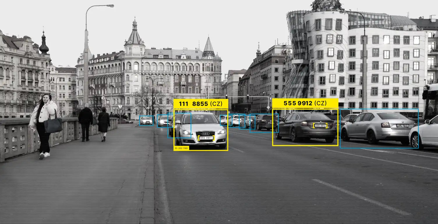 KI-gestützte ANPR-Software liest Nummernschilder von Autos in einer Stadtstraße